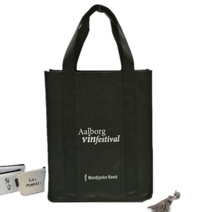 Bolsa de botella de vino no tejida de 90GSM personalizada con bolsillo frontal Capacidad de 4 botellas Superficie de serigrafía - Product Image 6
