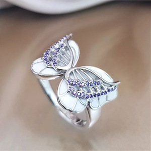 Anello Moda a Farfalla con Smalto Colorato, Design Minimalista ed Elegante, Gioiello da Donna per Uso Quotidiano - Product Image 1