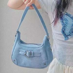 Bolso de media luna de cuero PU y mezclilla con hebilla de estrella Bolso de hombro vanguardista con ribete de metal - Product Image 6