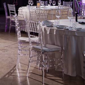 Chaises Chiavari en acrylique classiques pour la <span class=keywords><strong>location</strong></span> événementielle, empilables, vente en gros, avec coussin de siège pour événements et mariages - Product Image 3