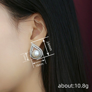 Eleganti Orecchini a Sfera Geometrici con Perle Finte in Ottone 16cm per Donne, Ideali per l'Uso Quotidiano - Product Image 4