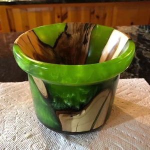 Tazón de Madera Artesanal con Resina, Tazón de Madera Natural Bellamente Elaborado con Detalles de Resina para Interiores Elegantes - Product Image 1