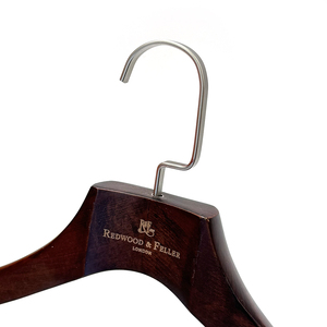 Top Grade Sang Trọng Bằng Gỗ Áo Móc Áo Với Móc Kim Loại Biểu Tượng Tùy Chỉnh Vai Rộng Phù Hợp Với Móc Không Gian Tiết Kiệm Cho Tủ Quần Áo Phòng Tắm - Product Image 2