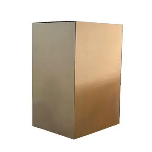 Grandes caixas de papelão ondulado de cinco camadas são usadas para embalagem e transporte de geladeiras e máquinas de lavar roupa