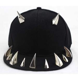 Gorra de Béisbol Unisex Personalizada al por Mayor con Púas y Tachuelas Estilo Punk Rock Gótico Hip Hop de Visera Plana - Product Image 1