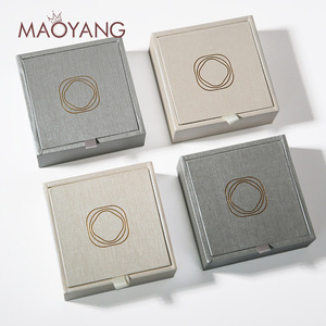 Scatola Regalo per Gioielli in Velluto Quadrata Moderna con Logo Personalizzato Maoyang per Anelli, Orecchini, Ciondoli e Collane - Product Image 3