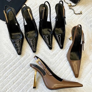 Zapatos de tacón de aguja finos de metal con hebilla y punta en pico para mujer, sandalias sexys con corte lateral y destalonado de charol - Product Image 4