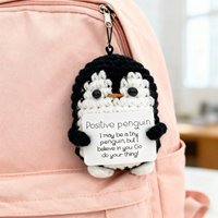 Boneka renda kreatif berbentuk penguin hitam dengan kartu huruf hangat mendorong dukungan untuk rajutan boneka mewah