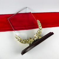 Trophée de récompense en cristal de verre souvenir K9 gravé au laser avec logo personnalisé bon marché avec socle en bois de blé