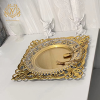 Assiette de banquet à bords creux de style européen Assiettes à dîner carrées en plastique doré de 13 pouces pour décoration de table de mariage
