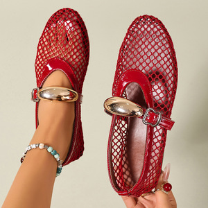 Sandalias planas de verano para mujer, diseño de rejilla, con hebilla de moda, suela de goma suave con característica de muñeca. - Product Image 1