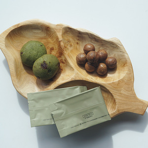 Bandeja de Madera de Cedro Sólido Hecha a Mano, Plato de Servir Compartimentado, Estilo de Madera Natural, Plato Multiusos con Forma de Hoja - Product Image 3