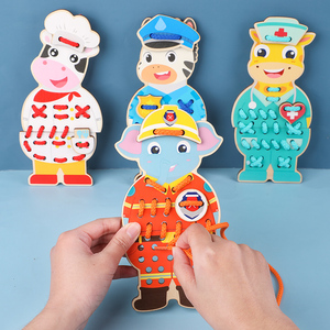 Planche à coudre en bois en gros pour enfants, jouet éducatif pour le développement de l'intelligence, avec lacets colorés et cartes d'animaux à coudre - Product Image 3