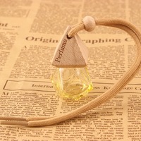 Mini bouteille de diffuseur de voiture suspendue de forme unique colorée de 8ml bouteilles de parfum de voiture en verre vides avec bouchon en bois