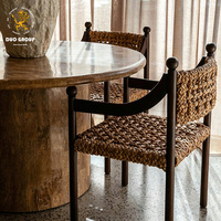 Chaise de salle à manger rustique en bois massif noir avec assise et dossier tressés, style méditerranéen, avec embouts en forme de boule