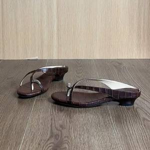 Nouvelles sandales d'été 2026 à brides croisées et boucle d'orteil pour femme, talon bas, pour la plage et les vacances, sandales de marche en plein air - Product Image 1