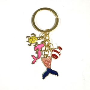 Llavero <span class=keywords><strong>de</strong></span> recuerdo <span class=keywords><strong>de</strong></span> playa único con múltiples dijes: Anillo dorado, <span class=keywords><strong>Cangrejo</strong></span> morado, Delfín <span class=keywords><strong>rojo</strong></span>, Pez azul, Esqueleto, Cola <span class=keywords><strong>de</strong></span> sirena. Regalo. - Product Image 2
