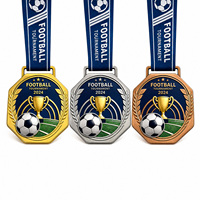 Op maat gemaakte onregelmatige voetbalthema metalen medailles, hoogwaardig gepersonaliseerde gegraveerde legerings awards voor voetbalwedstrijden en sportevenementen