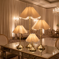 Lampe sans fil de luxe pour l'hôtellerie, en métal avec abat-jour en tissu, lampe de table sans fil pour mariage et restaurant