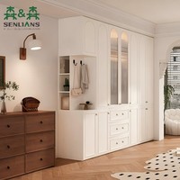 Armoire multi-portes sur mesure avec modules en verre cintrés et niche d'entrée intégrée, meuble de rangement pour chambre à coucher