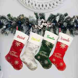 Calcetín de Navidad Personalizado con Monograma Bordado en Lámina Dorada sobre Terciopelo Suave para Decoración del Hogar - Product Image 2