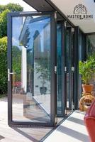 Porte pliante en aluminium à rupture de pont thermique, homologuée ouragan, triple vitrage, verre Low-E, haute résistance au vent pour zones côtières