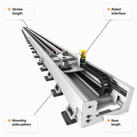 Base de rail d'axe au sol en acier blanc avec plaque de montage d'interface robotique, guide linéaire et chaîne porte-câbles