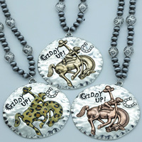 Collier vintage style western avec médaillon rond - Pendentif rétro en alliage gravé - Ensemble de bijoux créatif et minimaliste pour couple