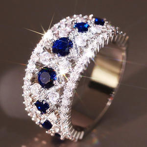 Anillo de Cóctel T0840 con Corona, Anillo de Moda para Mujer con Zafiro Sintético Redondo y Engaste Pavé, Anillos de Boda - Product Image 5