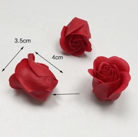 Drie lagen 81 stuks rooszeepbloemen zonder voetstuk, zeepbloemen bruiloft snoep Valentijnsdag cadeaudoos