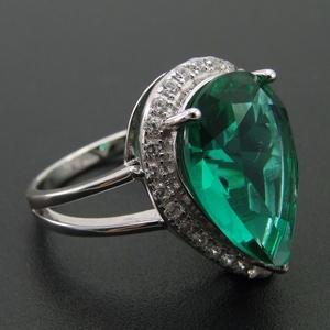 แหวนสปิเนลสีเขียวทรงลูกแพร์คุณภาพสูง เงินแท้ 925 ประดับเพชรซิร์คอน - Product Image 2