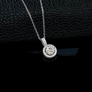 Collier classique rond avec halo de diamants de laboratoire, pendentif solitaire à taille ronde avec accents pavés en argent 925 - Product Image 6