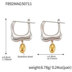 Boucles d'oreilles créoles hypoallergéniques personnalisées en acier inoxydable plaqué or 18 carats, tendance, unisexe, pour tous les jours et les soirées - Product Image 6