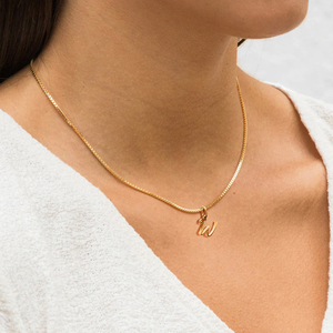 Collana eManco Minimalista con Ciondolo a Lettera Portafortuna in Acciaio Inossidabile Color Oro, Accessorio Essenziale Casual da Donna per Appuntamenti - Product Image 3