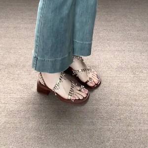 Sandales d'été pour femmes à bout carré, ornées de strass dorés, style romain, à talon carré et pendentifs en perles - Product Image 4