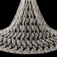 Bordure en maille de luxe écologique blanc ivoire à motif floral, à bords festonnés, brodée à la machine avec perles et sequins, 100% polyester, pour mariage et mariée