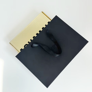 Bolsas de papel negro de lujo al por mayor, bolsas de regalo con asa de cinta de satén negra y logotipo UV personalizado para ropa, ropa interior y boutiques. - Product Image 2