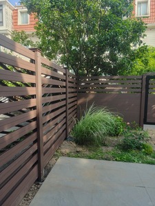 Panneaux de clôture de jardin en composite <span class=keywords><strong>bois</strong></span>-plastique (WPC) en alliage d'aluminium à <span class=keywords><strong>prix</strong></span> abordable, résistants à la corrosion, imperméables et faciles à installer - Product Image 3