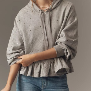 Sudadera con Capucha de Mujer al por Mayor con LOGO Personalizado, de Alta Calidad, con Pedrería, Cordón Ajustable, Ajuste Suave y Hombros Caídos con Volantes - Product Image 1
