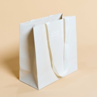 Sac d'emballage cadeau de vêtements ivoire recyclé personnalisé poignée ruban sacs à provisions en papier enduit beige crème de luxe promotion votre propre