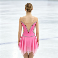Robe de patinage artistique rose vif en maille à manches longues avec strass et col en V pour enfants et adultes, idéale pour les compétitions et spectacles de patinage sur glace