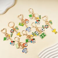 Llavero de aleación de zinc con logotipo de club de fútbol europeo, personalizado OEM, recuerdo de moda, esmaltado duro y suave, ecológico