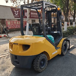 Chariot élévateur Komatsu d'occasion de 3 tonnes, chariot élévateur diesel FD30 de 3 tonnes avec mât à trois étages de 4,5 m - Product Image 4