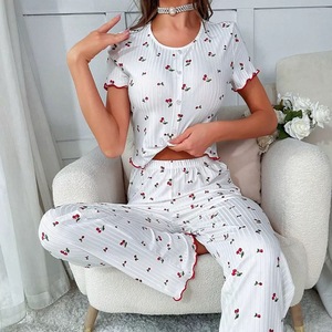 Ensemble de pyjama pour femmes à motif cerise avec bordure à volants et boutons sur le devant, manches courtes et pantalon, vêtements de maison pour femmes - Product Image 1
