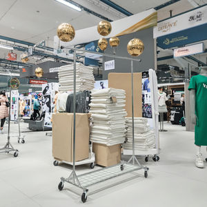 Estante de exhibición de <span class=keywords><strong>ropa</strong></span> de un solo riel moderno duradero, estante de supermercado <span class=keywords><strong>metálico</strong></span> con estante <span class=keywords><strong>para</strong></span> colgar <span class=keywords><strong>ropa</strong></span>, estante de alambre - Product Image 3