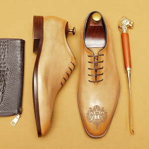 Fábrica al por mayor de zapatos de punta estrecha de cuero genuino para hombres Zapatos Oxford formales de negocios de estilo británico una pieza de zapatos de cuero de vaca - Product Image 1