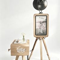 Photomaton portable en bois vintage de 18,5 pouces avec impression en libre-service et écran tactile pour fêtes et événements, avec flight case