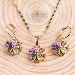 ชุดเครื่องประดับแฟชั่น HD Jewelry ลายดอกไม้ ชุบทอง 18k สร้อยคอพร้อมจี้และต่างหูสำหรับผู้หญิง - Product Image 1