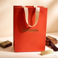 Sac en papier kraft personnalisé avec logo, nouveau design, estampage à chaud doré, sac de shopping pour vêtements, sac cadeau recyclable avec ruban en satin