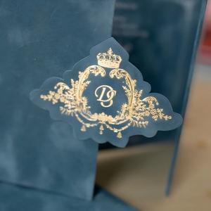 Invitación <span class=keywords><strong>de</strong></span> Boda <span class=keywords><strong>de</strong></span> Lujo en Acrílico y Terciopelo Azul Polvoriento, Estilo Folio <span class=keywords><strong>de</strong></span> Tapa Dura y Triple Pliegue para una Romántica Celebración <span class=keywords><strong>de</strong></span> Noche <span class=keywords><strong>de</strong></span> Verano - Product Image 2